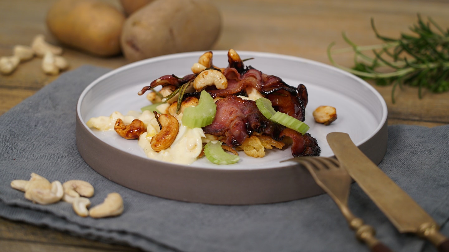 Knuspriger Kartoffelpuffer mit Eiersalat, Honigbacon und Cashewkernen (Foto: SWR, SWR -)