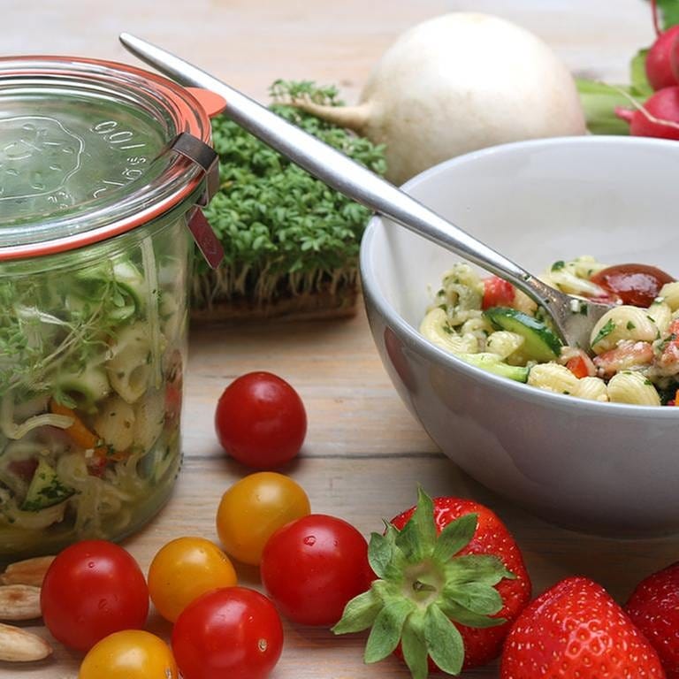 Nudel-Gemüse-Salat im Glas