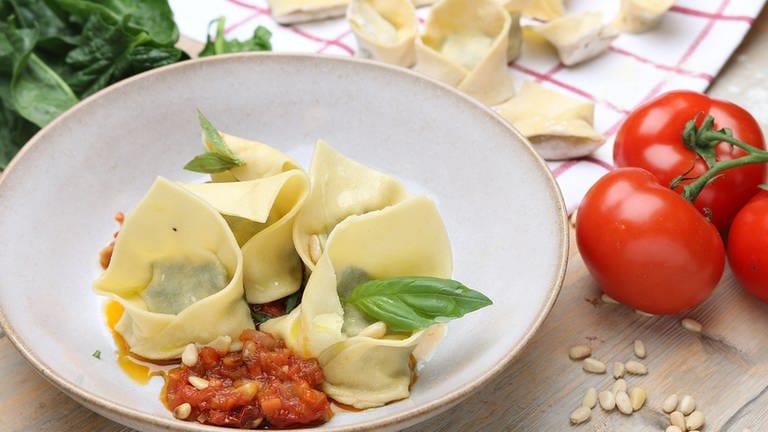 Spinat-Ricotta-Tortellini mit Tomatensauce