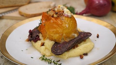 Würziger Bratapfel mit gebratener Blutwurst und Kartoffelpüree (Foto: SWR, SWR - Simon Möschle)