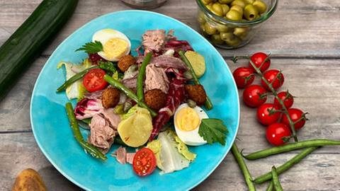 Nizza-Salat mit gebackenen Oliven