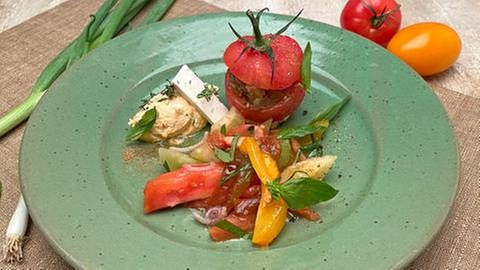 Tomatensalat mit Auberginenpüree und Feta