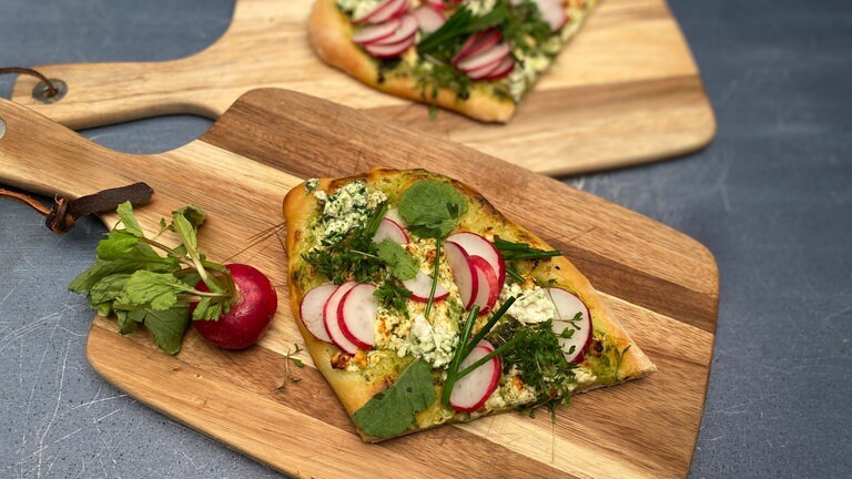 Flammkuchen mit Bärlauchcreme und Radieschen - Rezepte - ARD-Buffet - TV