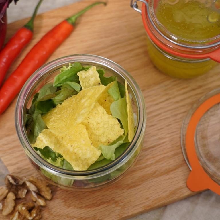 Bunter Nuss-Chili-Salat im Glas