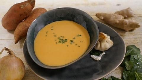 Süßkartoffel-Suppe mit Salsiccia-Strudelsäckchen (Foto: SWR, SWR -)