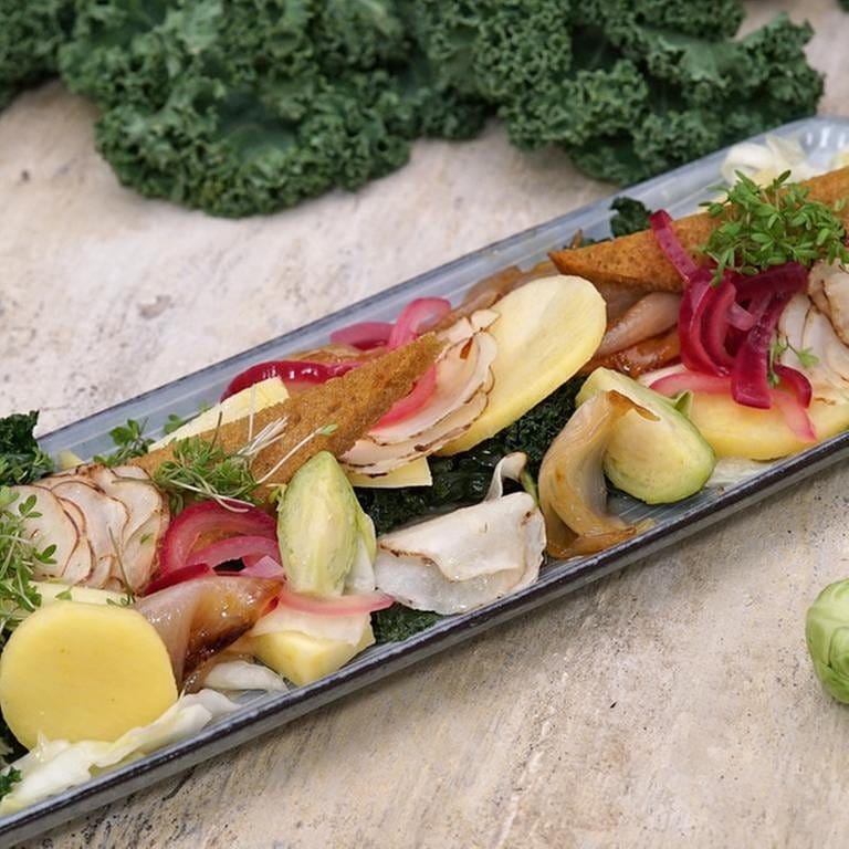 Salat von Kraut und Rüben mit Ofenzwiebeln