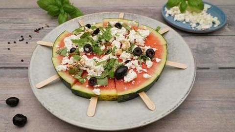 Ein leckerer Melonen-Feta Salat in praktischer Pizzaform ideal zum Picknick oder Grillabend an heißen Tagen. (Foto: SWR, SWR - Simon Möschle)
