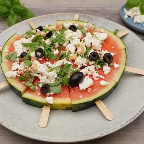 Ein leckerer Melonen-Feta Salat in praktischer Pizzaform ideal zum Picknick oder Grillabend an heißen Tagen. (Foto: SWR, SWR - Simon Möschle)