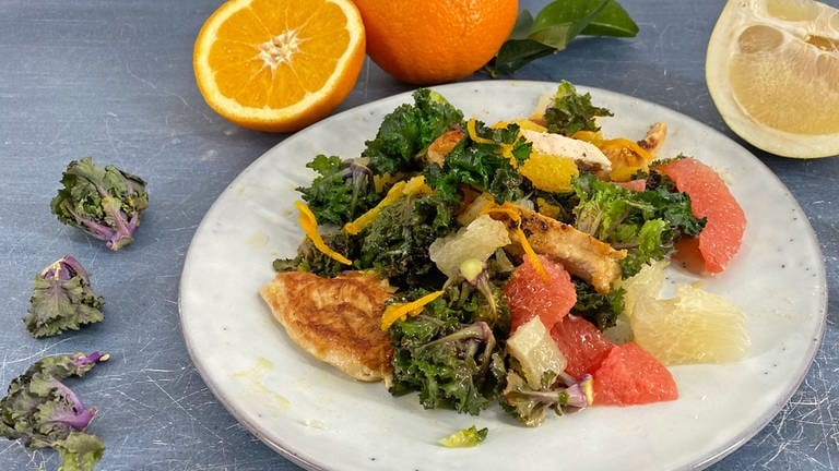 Salat von Kohlröschen mit Zitrusfrüchten und gebratener Hähnchenbrust