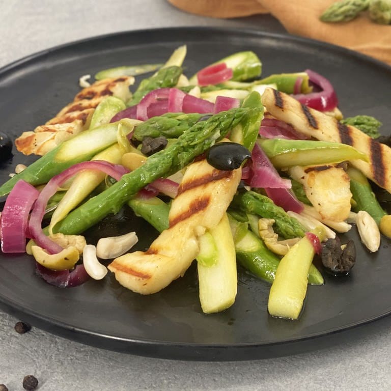 Gegrillter Halloumi mit Salat von grünem Spargel, Oliven und Mandeln