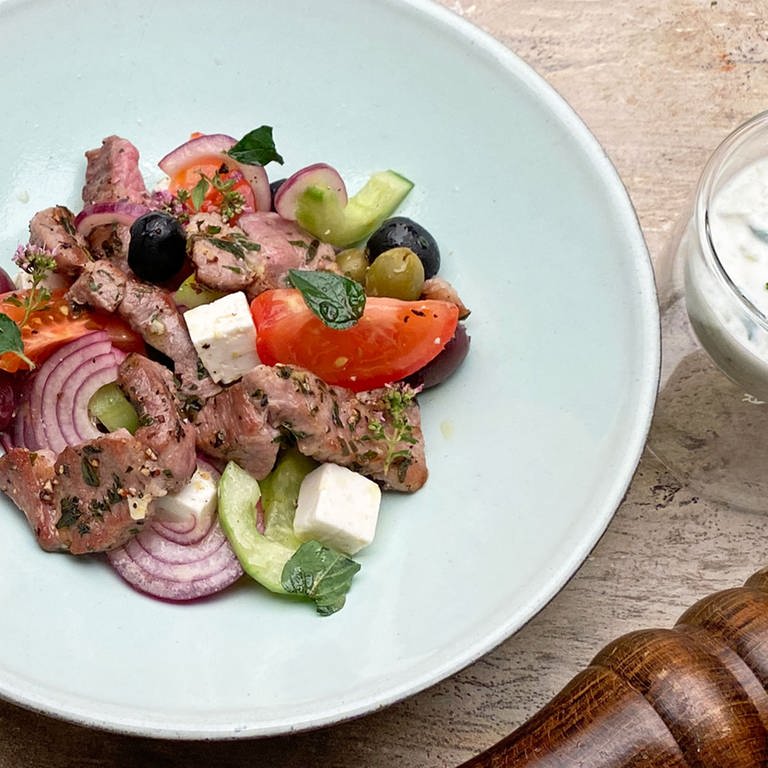 Griechischer Salat mit Pfannengyros