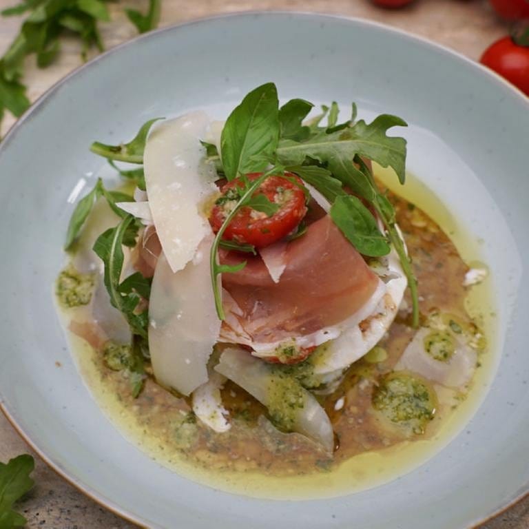 Tomaten-Basilikum-Salat mit Mozzarella und Parmaschinken