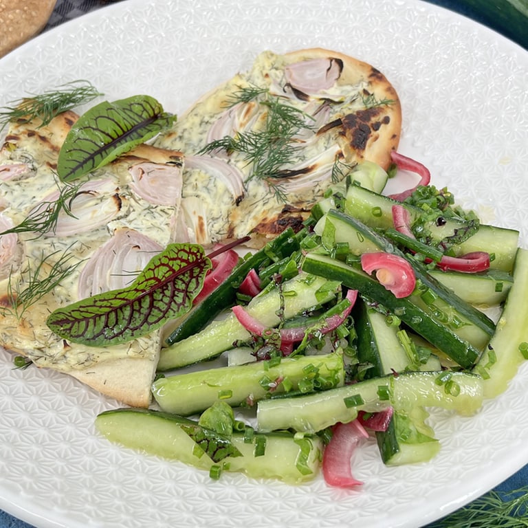 Gebackene Fladenbrote mit Dill-Schmand und Gurken-Zwiebel-Salat