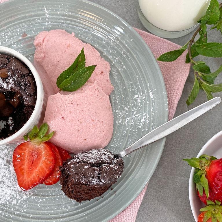 Rezept: Schokoküchlein mit Erdbeermousse - Rezepte - ARD-Buffet - TV