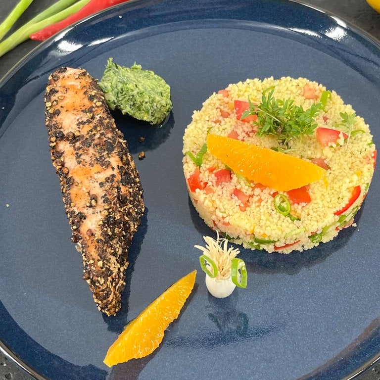 Gegrillter Lachs in Pfefferkruste mit Zitronen-Kräuterbutter und Couscous 