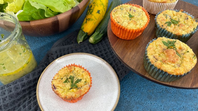 Gemüse-Muffins mit Hirse und Blattsalat