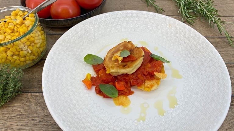 Maisküchlein mit Tomaten-Sahne-Sugo (Foto: SWR)