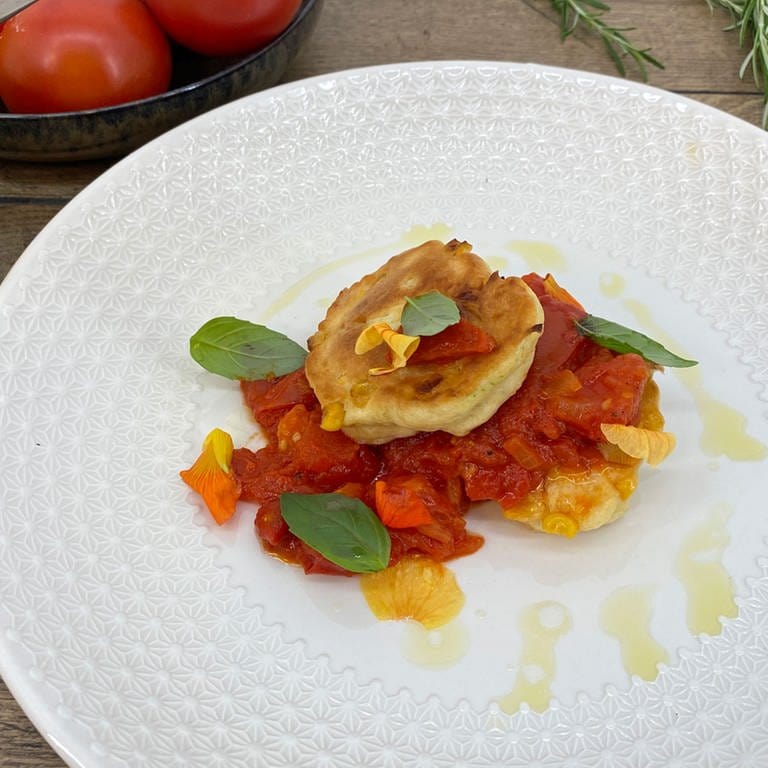 Maisküchlein mit Tomaten-Sahne-Sugo