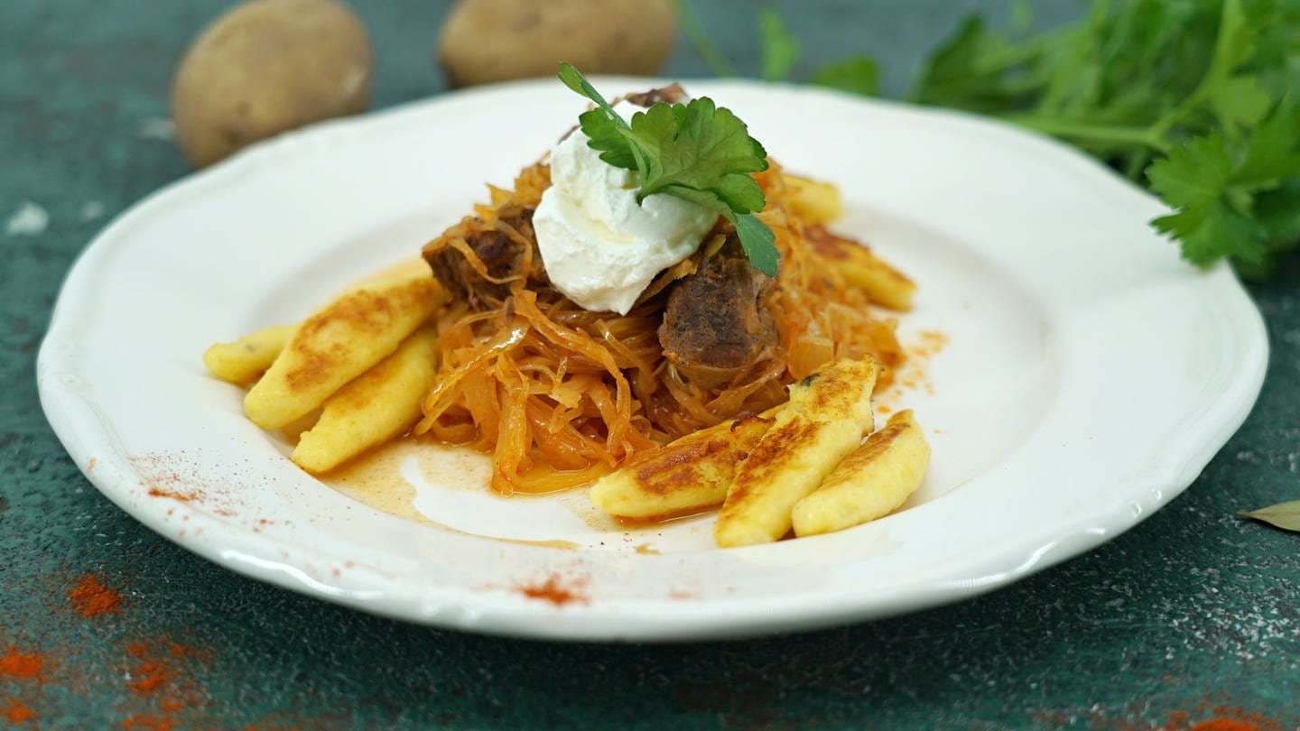 Szegediner Gulasch mit Kartoffelnudeln (Foto: SWR)