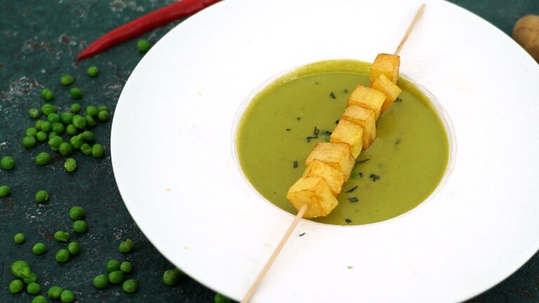 Rezept: Erbsencremesuppe mit Kartoffelspieß - Rezepte - ARD-Buffet - TV