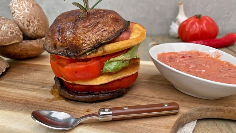 Portobello-Burger mit Ochsenherztomate und Linsenpatty (Foto: SWR)
