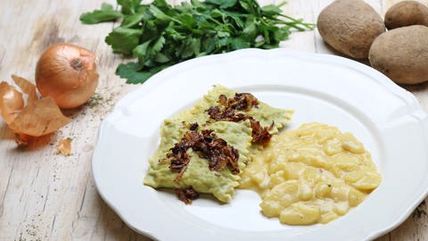 Maultaschen mit geschmälzten Zwiebeln und Kartoffelsalat (Foto: SWR)