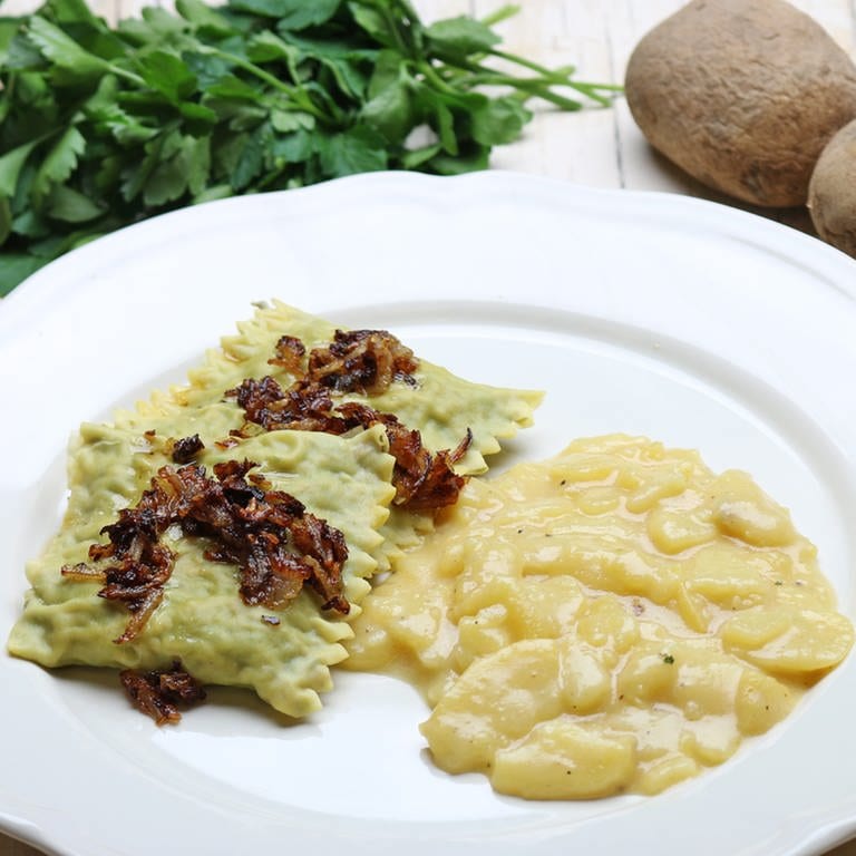 Maultaschen mit geschmälzten Zwiebeln und Kartoffelsalat