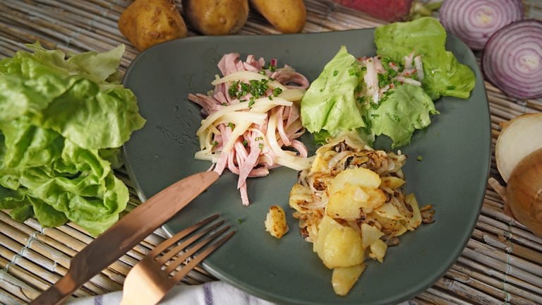 Wurstsalat mit Bratkartoffeln (Foto: SWR)