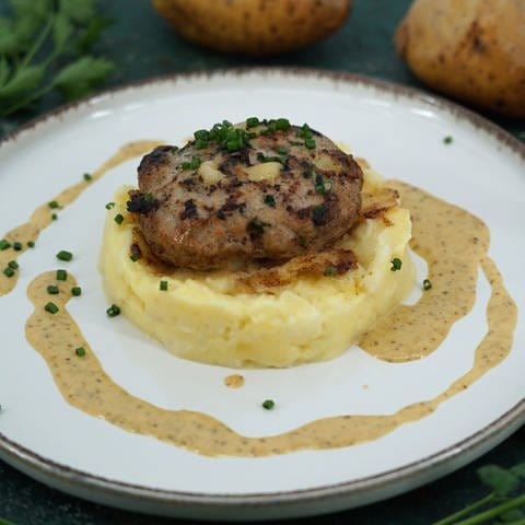 Bratwurst-Buletten mit Kartoffel-Sellerie-Stampf