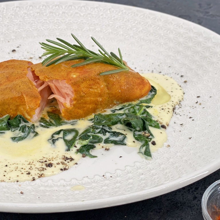 Tandoori-Lachs mit Parmesanspinat (Foto: SWR)