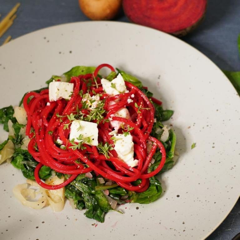 Rote Spaghetti mit Spinat und Feta