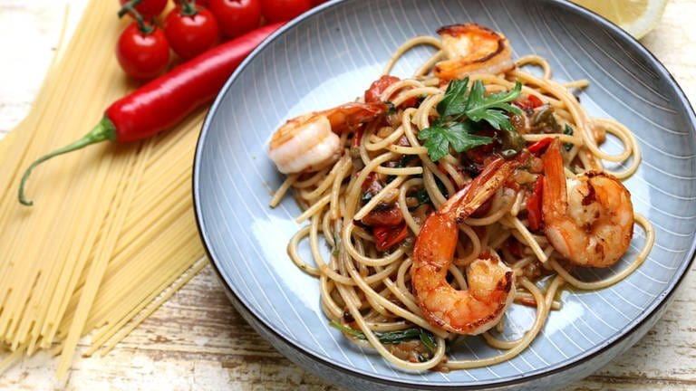 Spaghetti mit gebratenen Gambas (Foto: SWR)