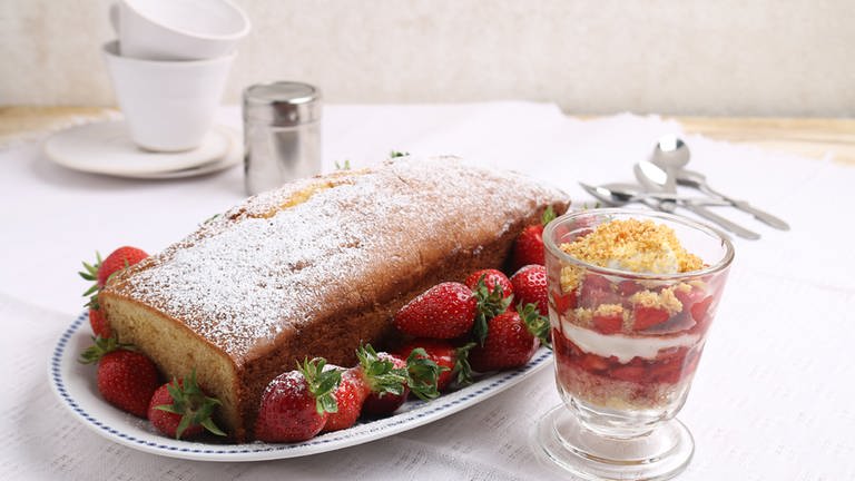 Erdbeer-Dessert im Glas mit Sandkuchen