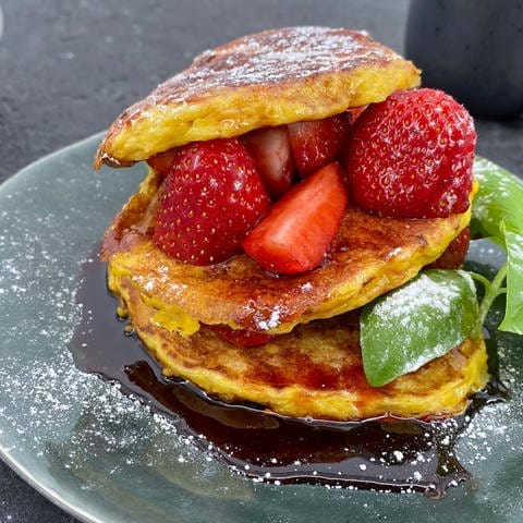 Mais-Pancakes mit Erdbeeren