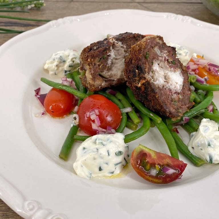 Gefüllte Frikadellen mit Bohnen-Tomaten-Salat - Rezepte - ARD-Buffet - TV