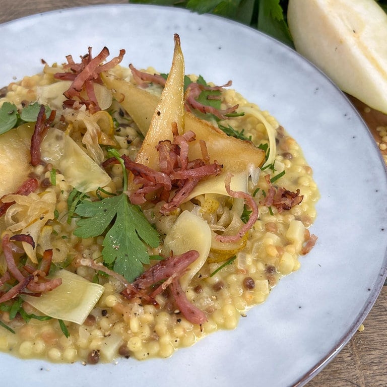 Fregola Sarda mit Speck, Petersilienwurzel und Zwiebel-Birnen-Kompott ...