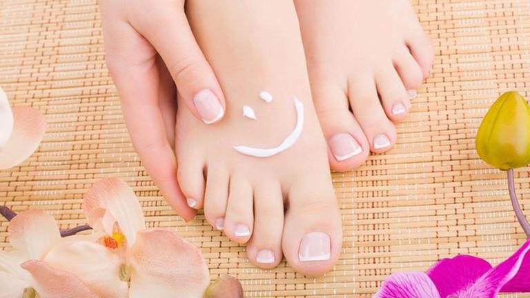 gepflegte Füße mit zu einem Smiley aufgetragener Creme (Foto: Colourbox, Foto: Colourbox.de -)