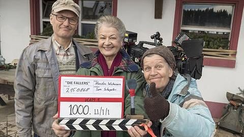 Karl, Johanna und Lioba mit der Klappe zur 1000. Folge (Foto: SWR, SWR/Alexander Kluge -)