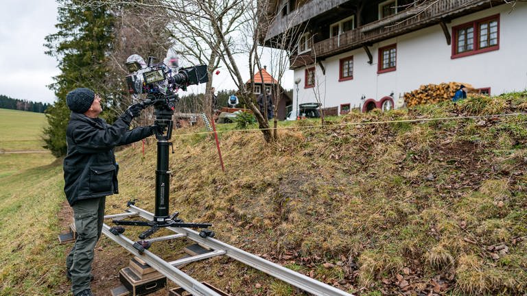 Kameramann beim Dreh unterhalb des Fallerhofs (Foto: SWR, d:light/Christian Koch)
