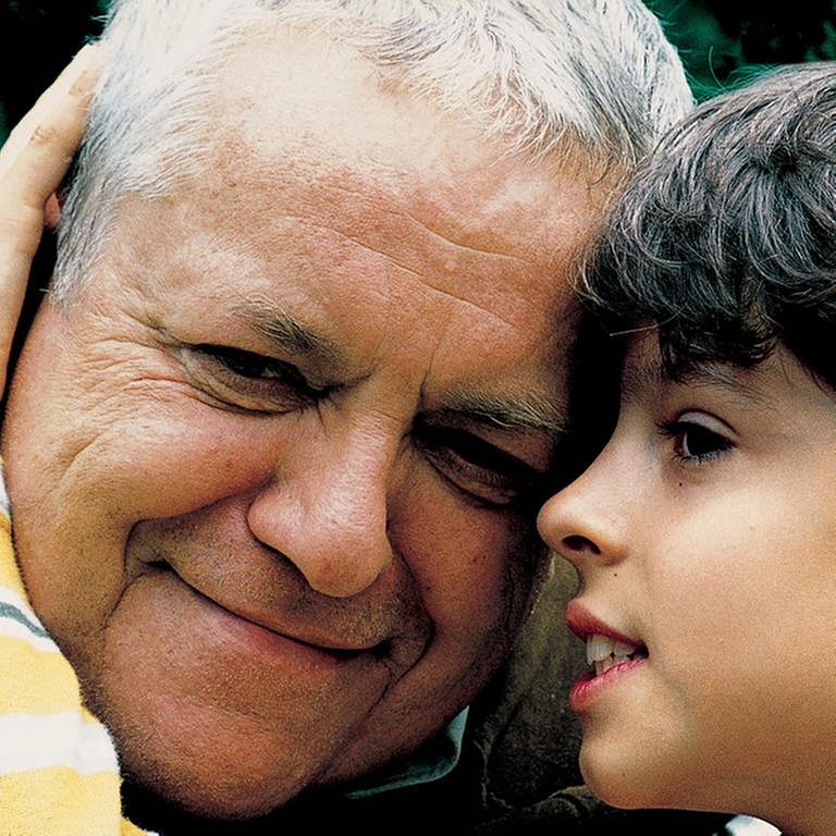 Albert flüstert mit seinem Opa Hermann und umarmt ihn dabei (Foto: SWR, SWR -)
