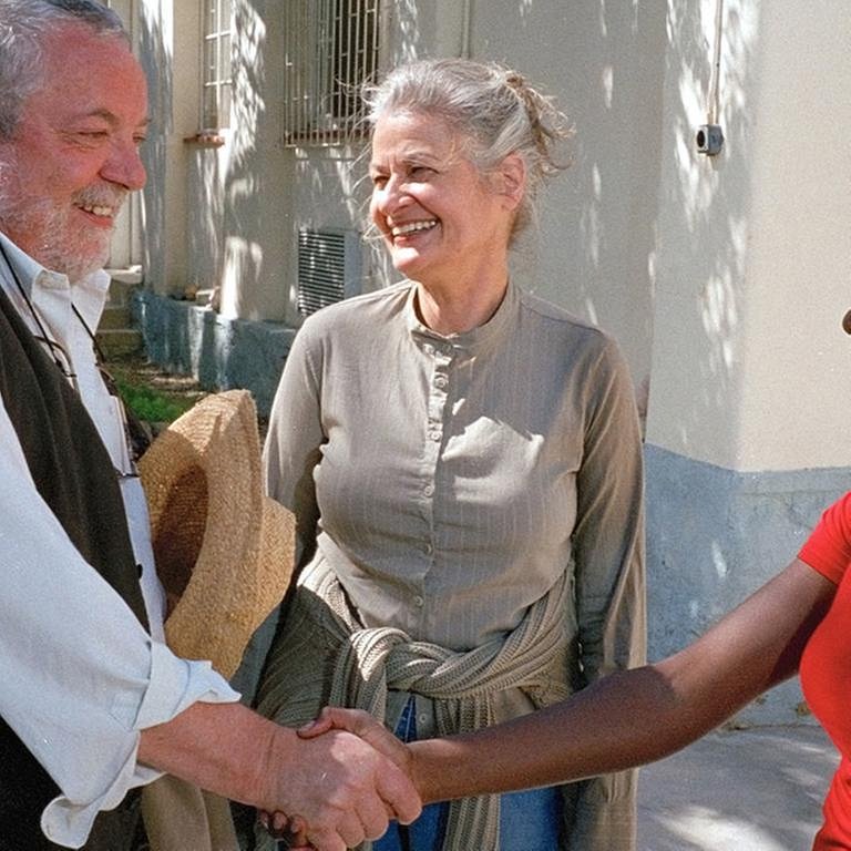 Hermann und Johanna begrüßen eine Afrikanerin (Foto: SWR, SWR -)