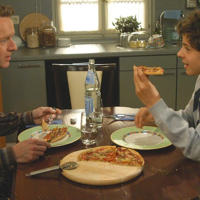 Bernahrd und Albert essen Pizza (Foto: SWR, SWR -)