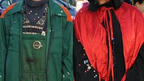 Karl neben einer rot gekleideten Hexe auf dem Faschingsumzug (Foto: SWR, SWR/Stephanie Schweigert -)