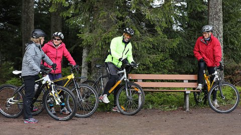 Karl und Bea machen mit Simone und Steffen eine Mountainbike-Tour (Foto: SWR, Johannes Krieg)