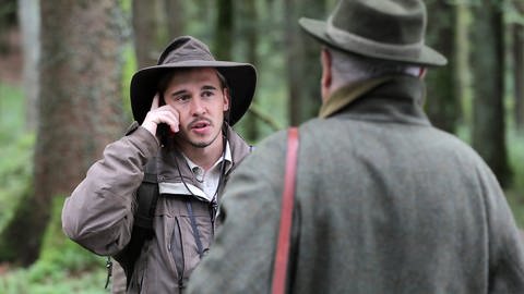 Sebastian trifft im Wald auf Josef Zimmermann (Foto: SWR, Johannes Krieg)