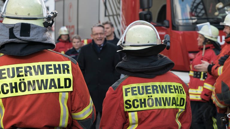 Der Bürgermeister beehrt die Feuerwehr (Foto: SWR, Stephanie Schweigert)