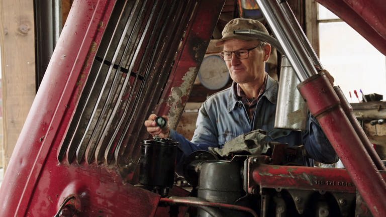 Karl repariert den Traktor (Foto: SWR)
