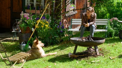 Franziska Hecker mit ihrem Hund Ramses vor ihrer Waldhütte (Foto: SWR, Patricia Neligan)