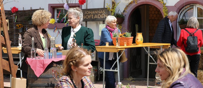 Johanna, Bea und Gäste vor dem Hofladen (Foto: SWR, Johannes Krieg)