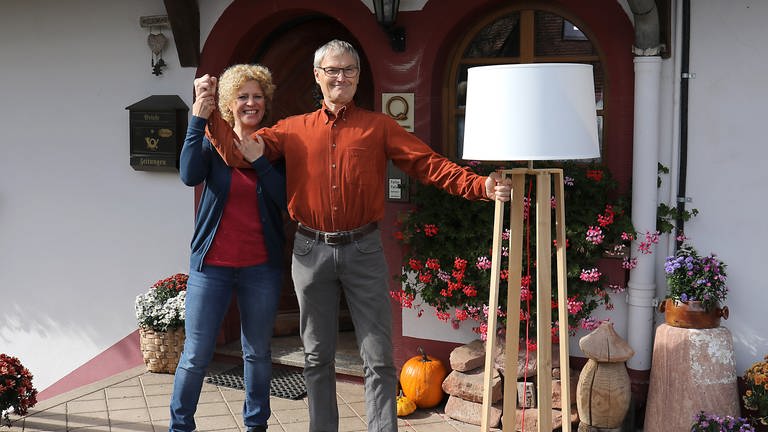 Bea und Karl mit einer neuen Stehlampe vor dem Fallerhof (Foto: SWR, Johannes Krieg)